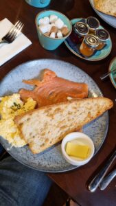 Heerlijk ontbijt, toast met gerookte zalm en roerei.