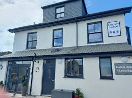 B&B Loggans Lodge in Hayle. De B&B met net iets te veel grint op de parkeerplaats voor de motoren.