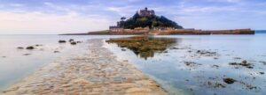 Het getijde eiland St. Michael’s Mount pal voor de kust van Marazion.